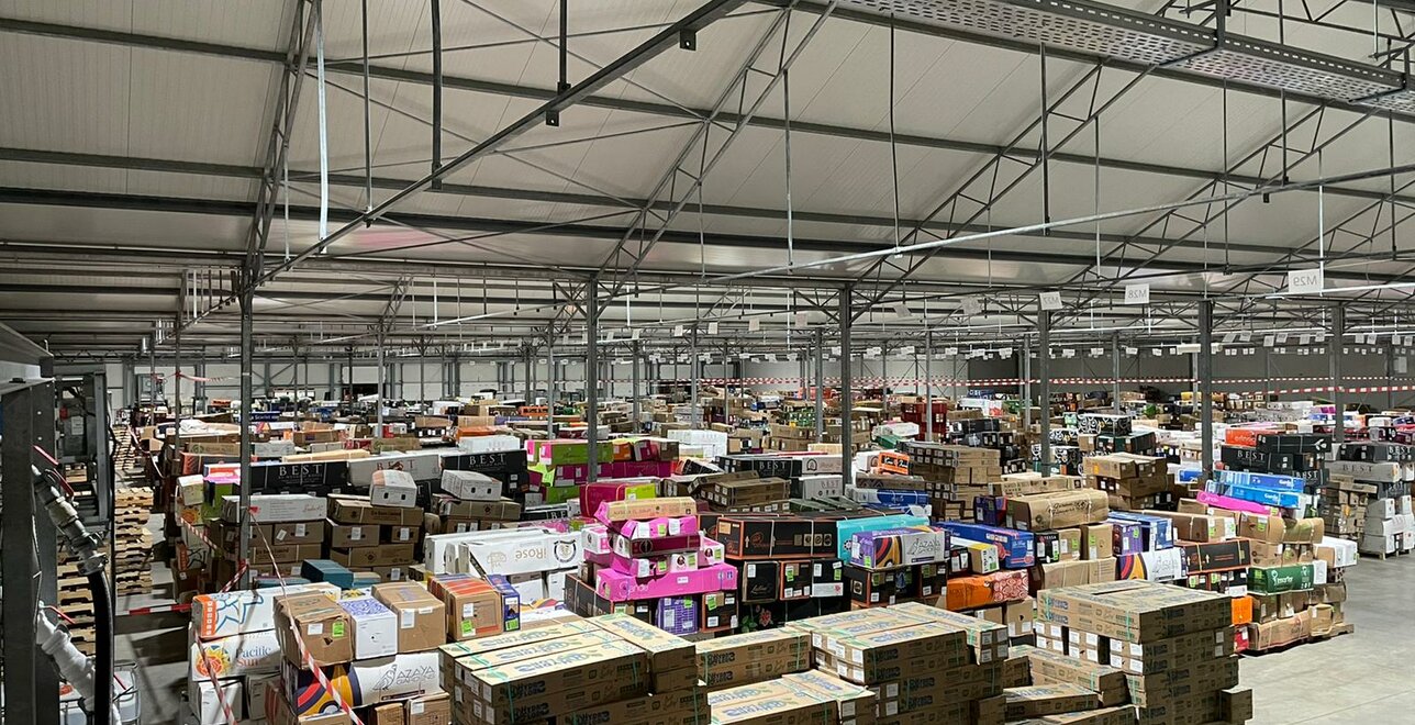 15.000 m² große Halle, die mit frischen Blumen gekühlt wird